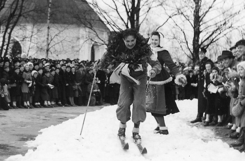 1943
 Första vasaloppssegern för debutanten Nils ”Mora-Nisse” Karlsson. 
Syster Elsa lägger kransen på Nils vid Klockstapeln på upploppet.